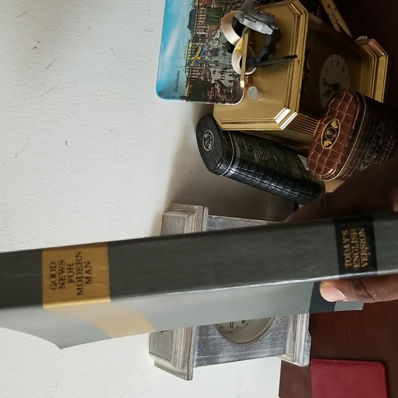 Giant Print Good News New Testaments - Picture 2 of 9